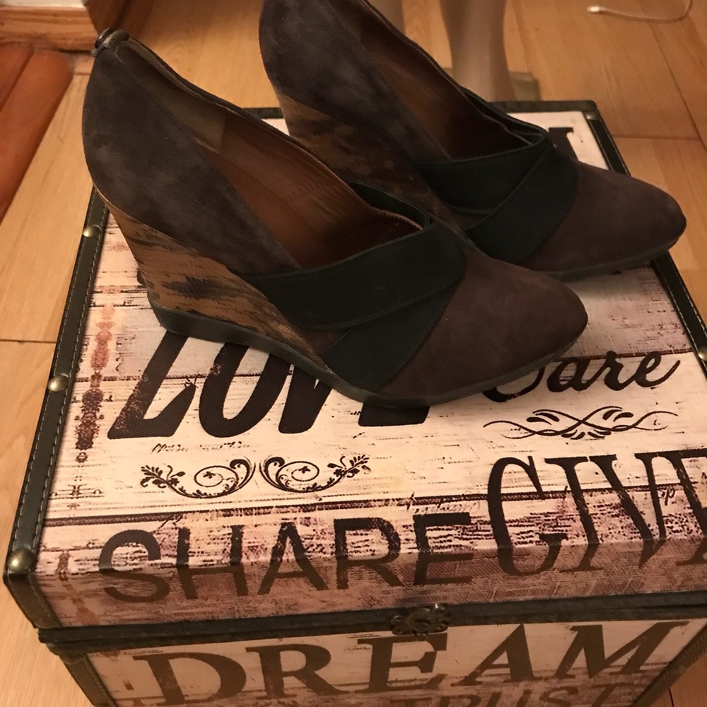 Shoes - Picture 3 of 6